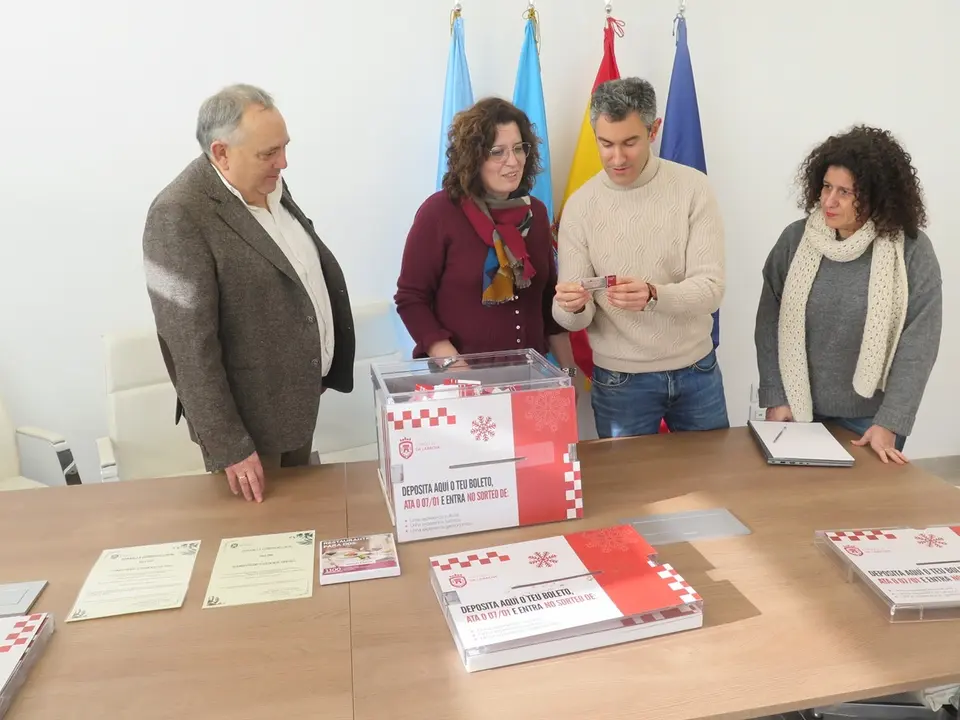 Sorto de los regalos del programa "Agasalla comercio local, ten premio" en A Laracha.