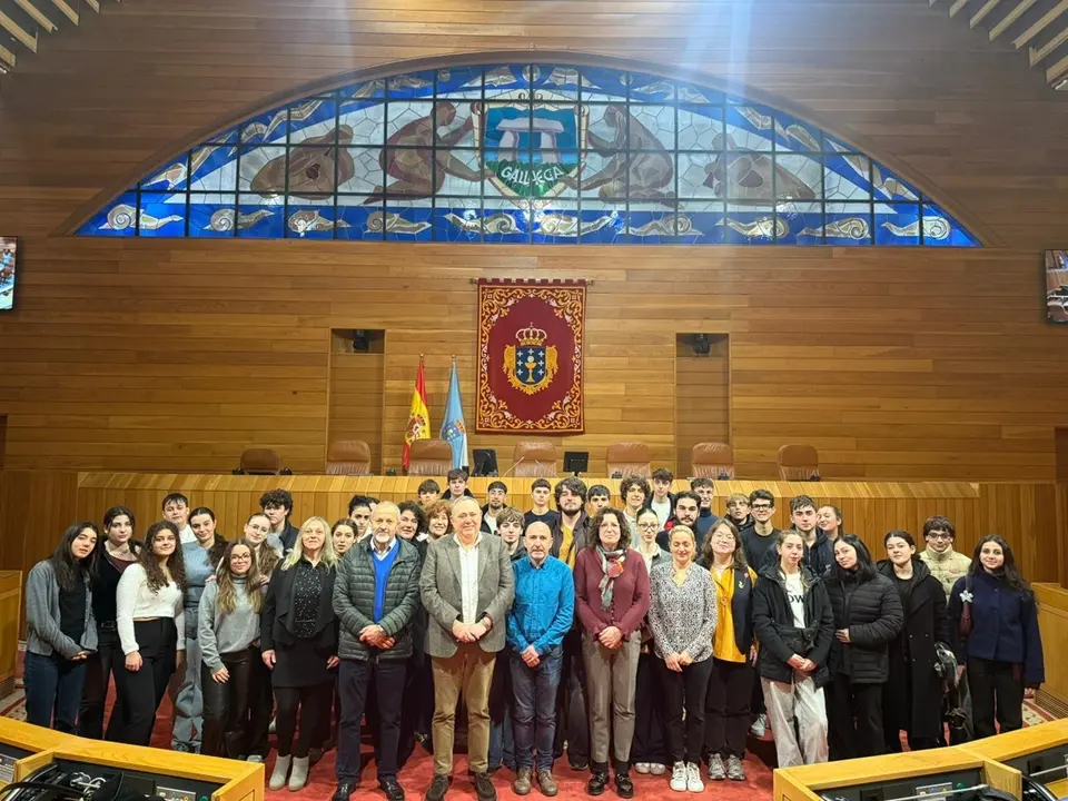 Los participantes del programa de intercambio juvenil visitan el parlamento de Galicia.