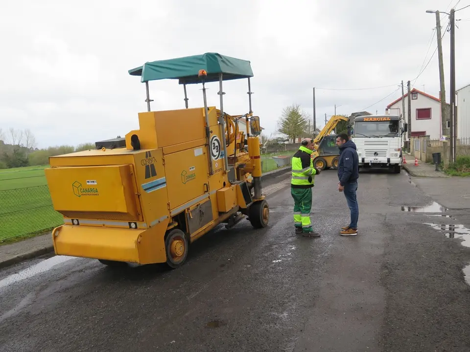 Obras de mejora del pavimento en la calle dos Oleiros y en el campo de la feria de Paiosaco.