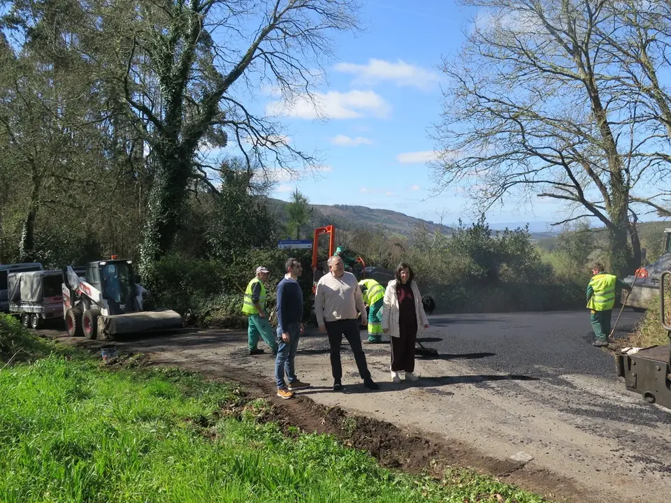 Renovaci&oacute;n del pavimento del n&uacute;cleo de A Tapia, en Soandres.