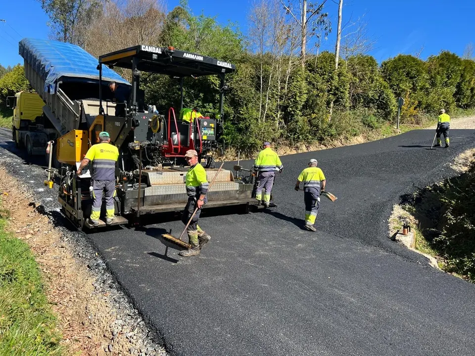 Obras en la carretera entre O Lorteiro y Goexe.