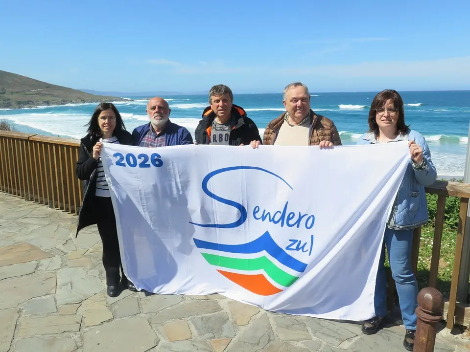 Izada en el Sendero de Saldoiro de Cai&oacute;n la bandera "Sendero Azul" 2026.