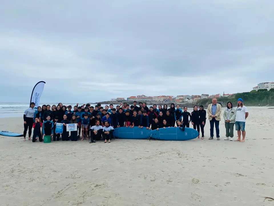 El alumnado de A Laracha participa en una jornada de surf educativo en la playa de Cai&oacute;n.
