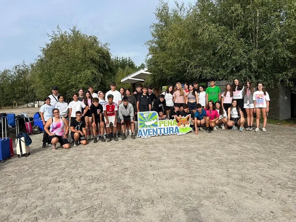 Cuarenta j&oacute;venes de A Laracha disfrutan de una experiencia multiaventura en Pena Aventura Park.