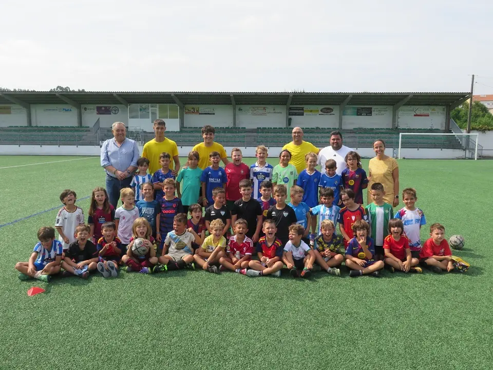 Cerca de un centenar de ni&ntilde;os participan en el campus municipal de f&uacute;tbol de A Laracha.
