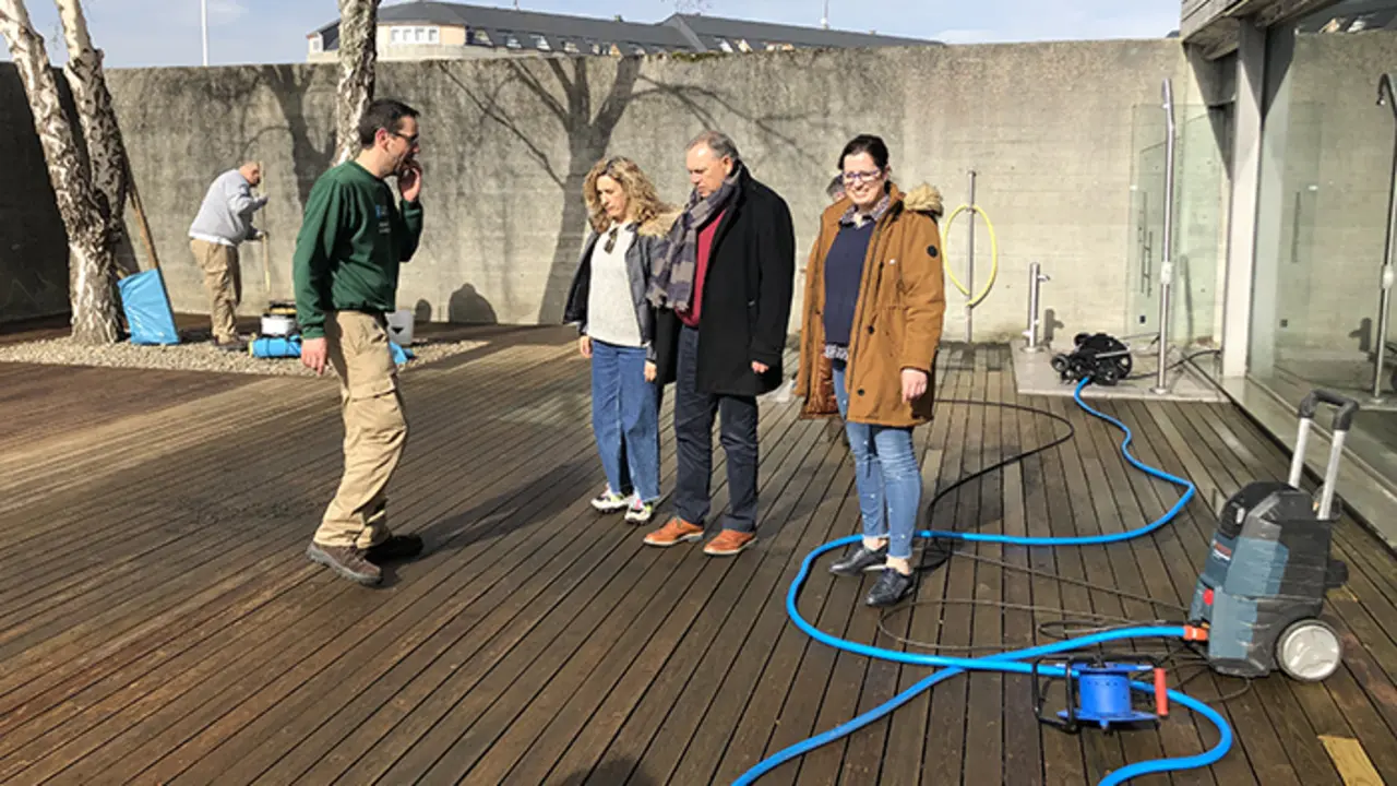 Imaxe de arquivo de traballos no complexo da piscina municipal