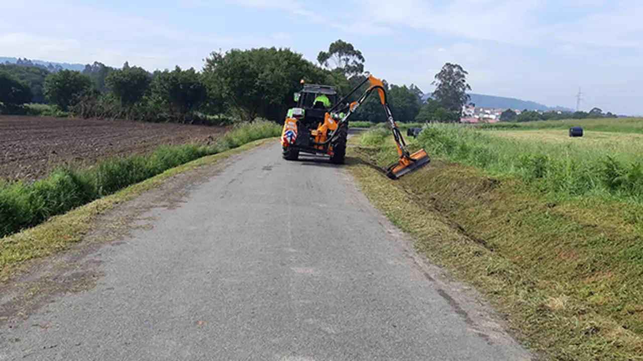Traballo de desbroce na zona de Tor&aacute;s (imaxe de arquivo)