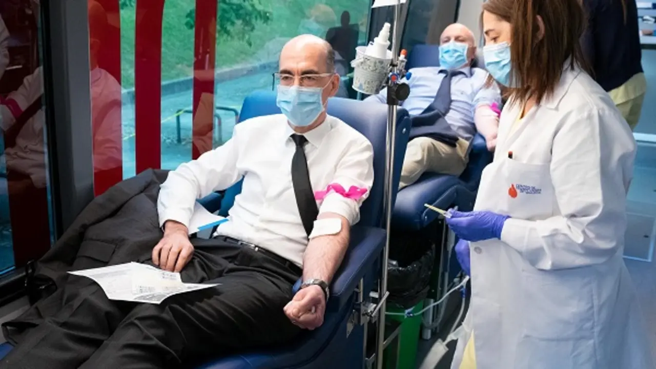 El conselleiro de Sanidade, Jes&uacute;s V&aacute;zquez Almui&ntilde;a, acudi&oacute; a donar sangre (Foto Xo&aacute;n Crespo)
