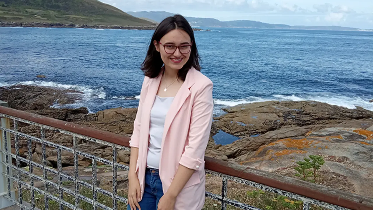 Ana Mar&iacute;a &eacute; tercer premio de microrelato 2020 na Real Academia Galega