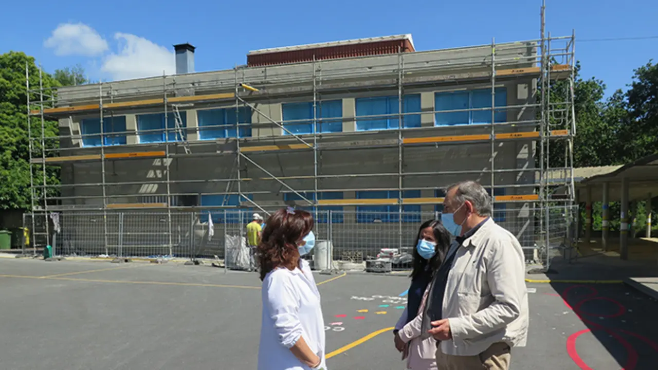 Reciente visita del alcalde de A Laracha al colegio Alfredo de Bra&ntilde;as de Paiosaco