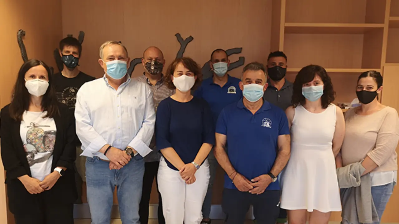 Membros da directiva do Club baloncesto Laracha con representantes do Concello
