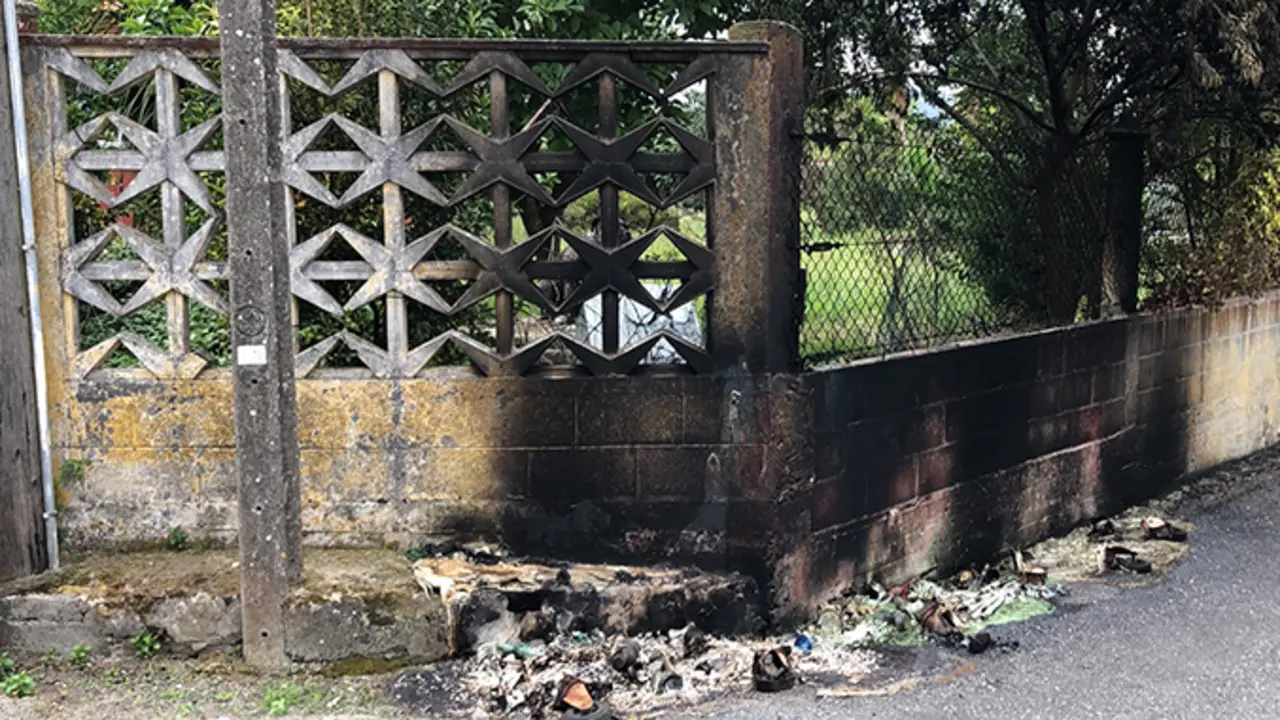 Colectores queimados no Cruceiro de Lest&oacute;n, A Laracha