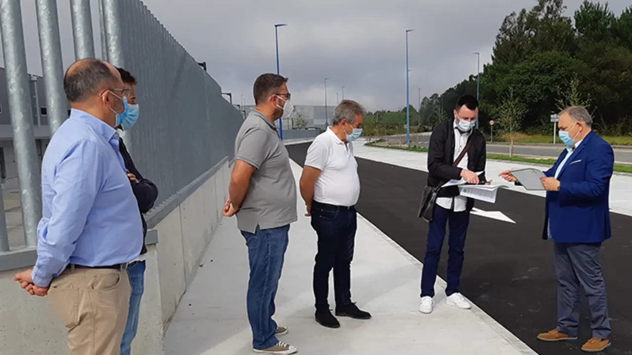 Representantes do goberno local da Laracha e Inditex asinaron a acta de recepci&oacute;n polo Concello do aparcamento p&uacute;blico no pol&iacute;gono industrial