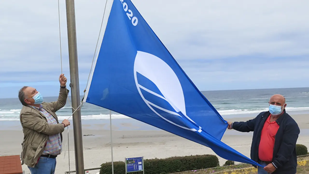 O alcalde de A Laracha no acto de izado o pasado ano 2020 do galard&oacute;n na praia de Cai&oacute;n