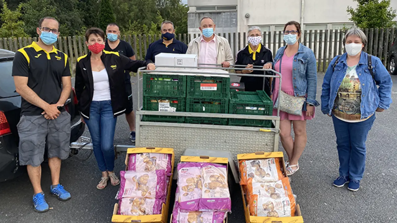Representantes da directiva e adestradores da entidade xunto ao alcalde, Jos&eacute; Manuel L&oacute;pez Varela, e &aacute; concelleira Roc&iacute;o L&oacute;pez na doaz&oacute;n de alimentos