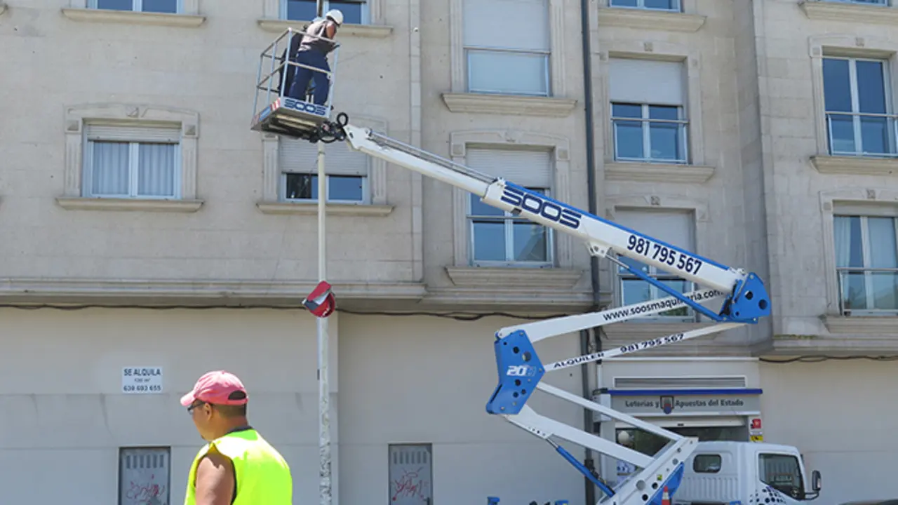 Traballos de execuci&oacute;n da instalaci&oacute;n das luminarias, financiados co apoio do Instituto IDAE