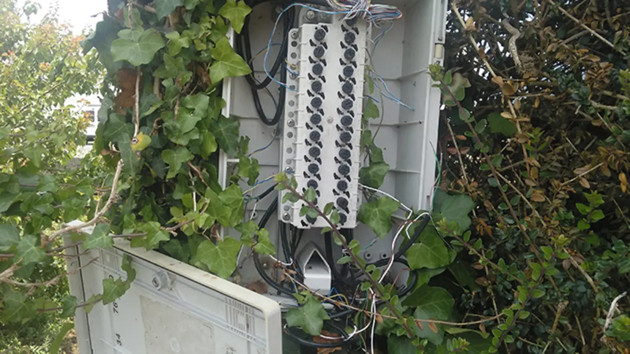 En muchos puntos del Concello se puede ver falta de mantenimiento en cableado telef&oacute;nico