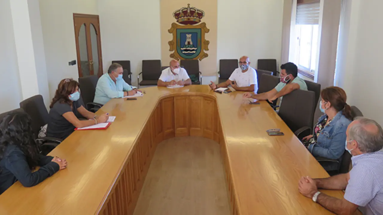 A reuni&oacute;n do grupo municipal e os directores dos centros de ensino foi no Concello da Laracha