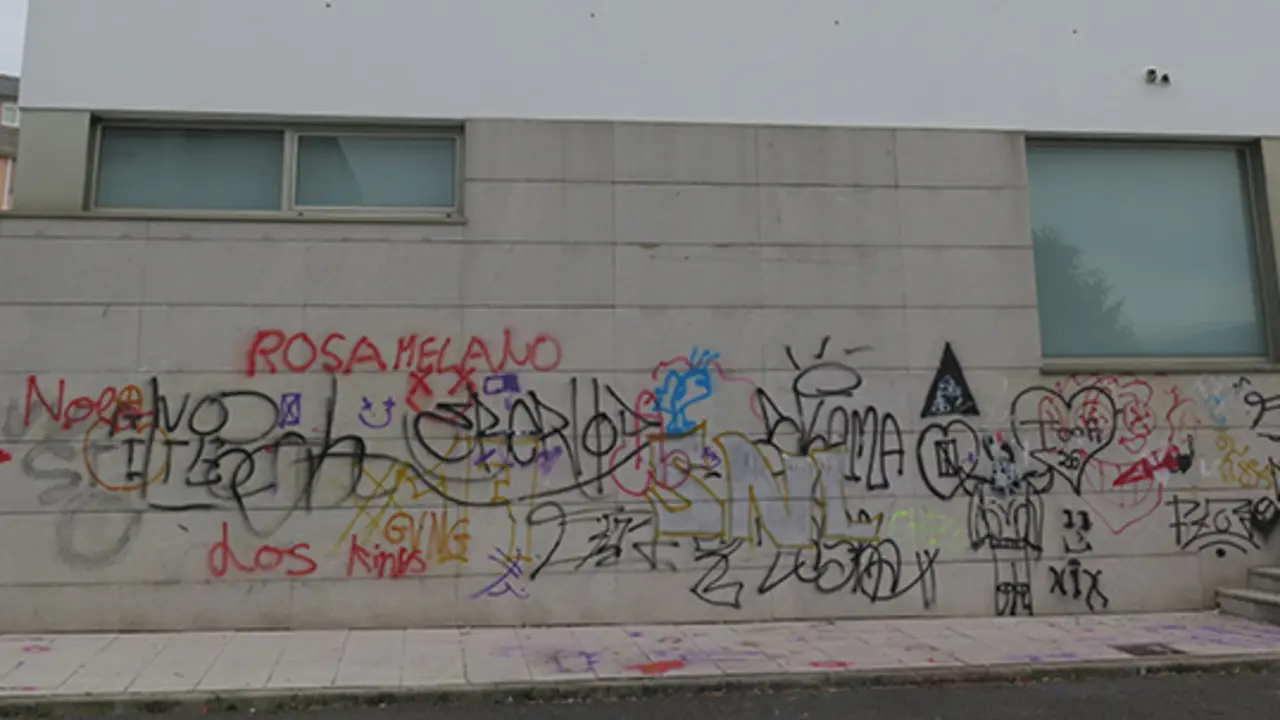 Pintadas e grafitis no lateral da biblioteca da Laracha