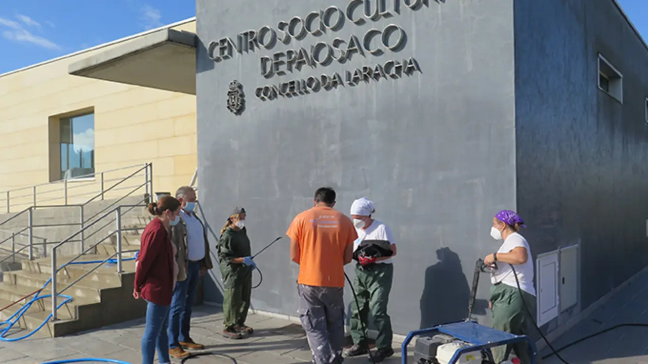 Os alumnos-traballadores do obradoiro de emprego no centro sociocultural de Paiosaco xunto ao alcalde