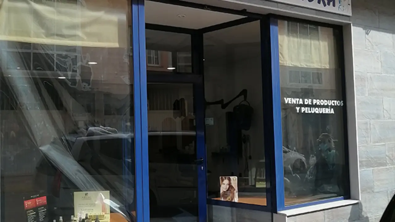 Frente de Peluquer&iacute;a Sandra situada en A Laracha