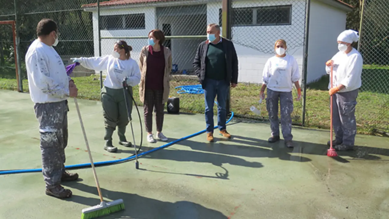 O alcalde e a concelleira visitaron ao alumnado na pista descuberta