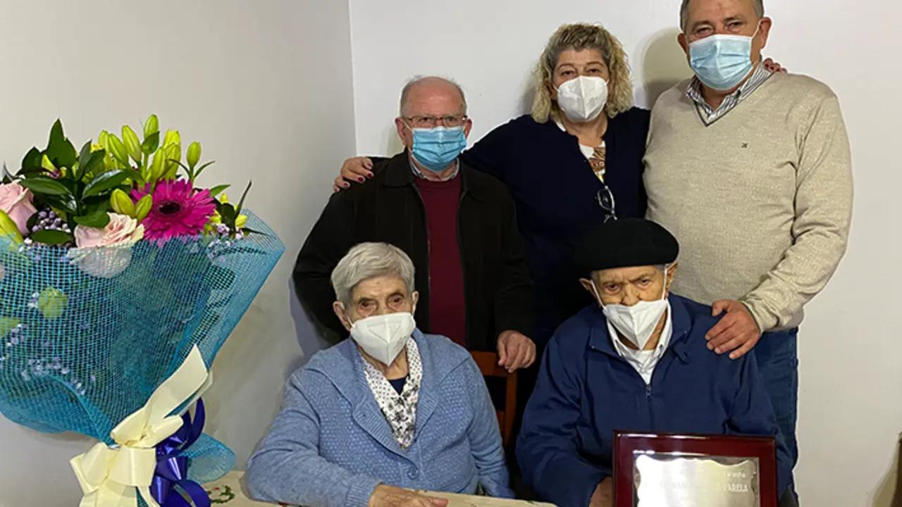 Sentados, Jos&eacute; Iglesias a s&uacute;a muller Dorinda. De p&eacute;, xunto a Mari Carmen - unha das fillas do matrimonio-, Jos&eacute; Manuel L&oacute;pez Varela, alcalde da Laracha, e D. Manuel Mallo, cura da parroquia de Soandres