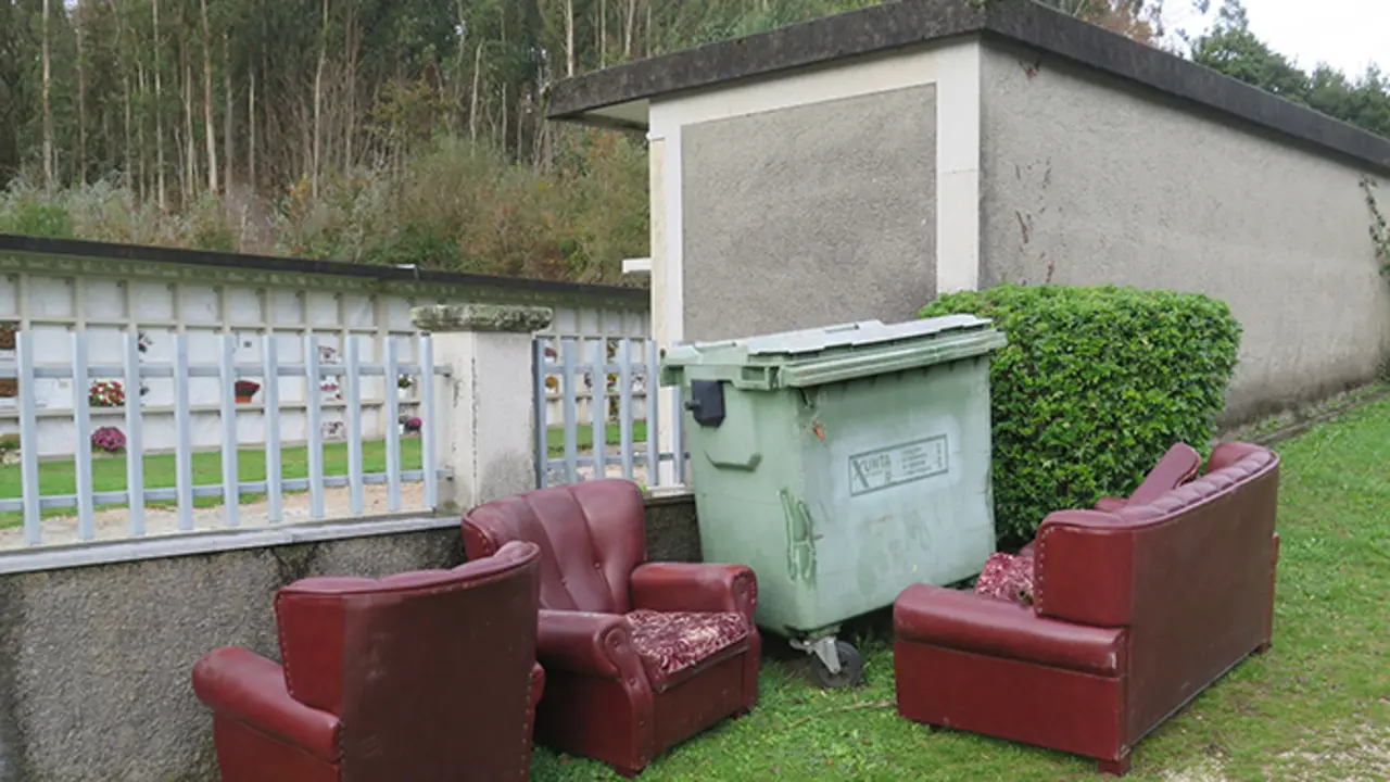 Abandono de lixo detectado xunto ao cemiterio de Erboedo