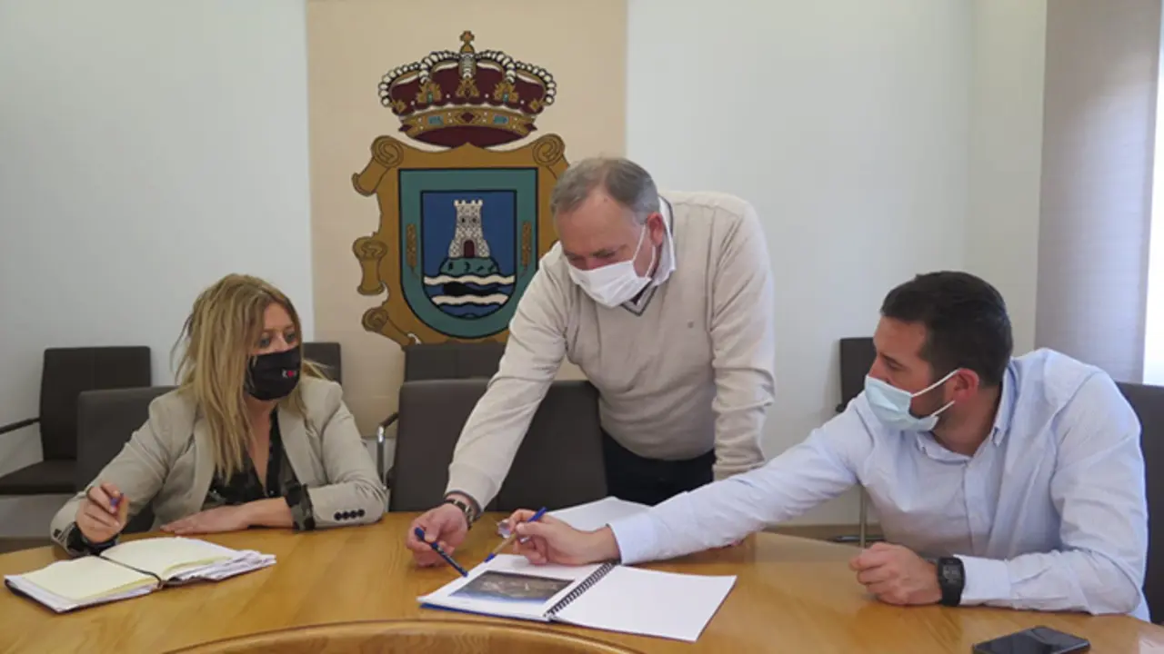 Beatriz Sestayo, gerente de SEA, el alcalde de A Laracha, Jos&eacute; Manuel L&oacute;pez Varela y Jos&eacute; Rey, director comercial de SEA en plenas gestiones