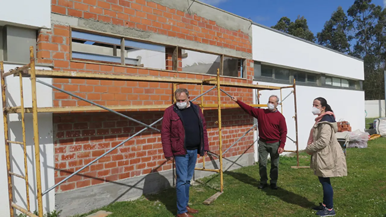 Alcade e concellerios vistan obras no novo local do campo de f&uacute;tbol municipal