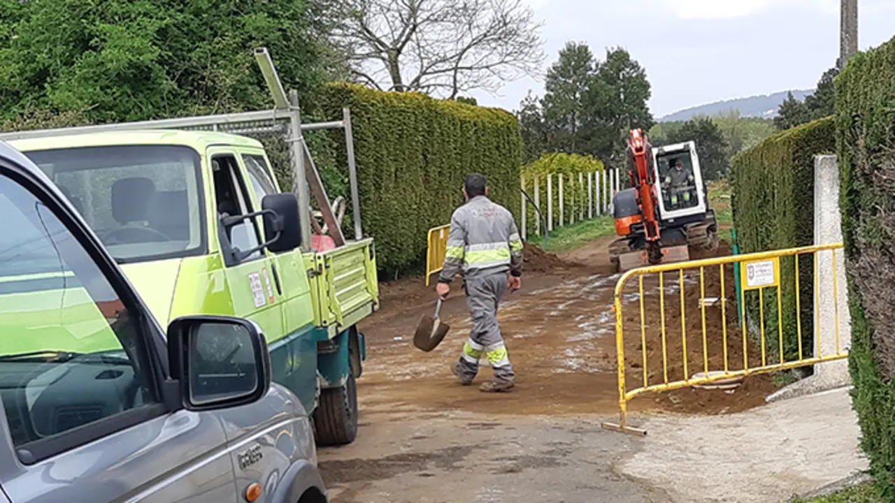 Rede de saneamento que se est&aacute; a acometer na r&uacute;a Feal, no n&uacute;cleo urbano de Paiosaco