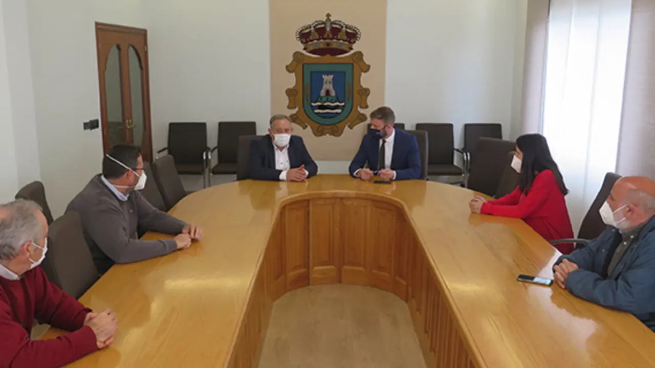 Gonzalo Trenor xunto ao alcalde da Laracha para explicar as subvenci&oacute;ns