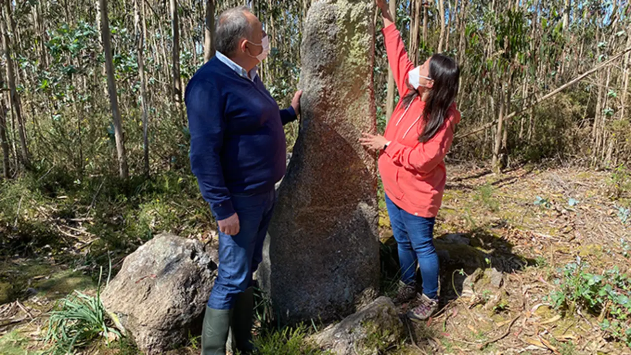 O alcalde da Laracha e concelleira de Cultura xunto ao menhir de Erboedo
