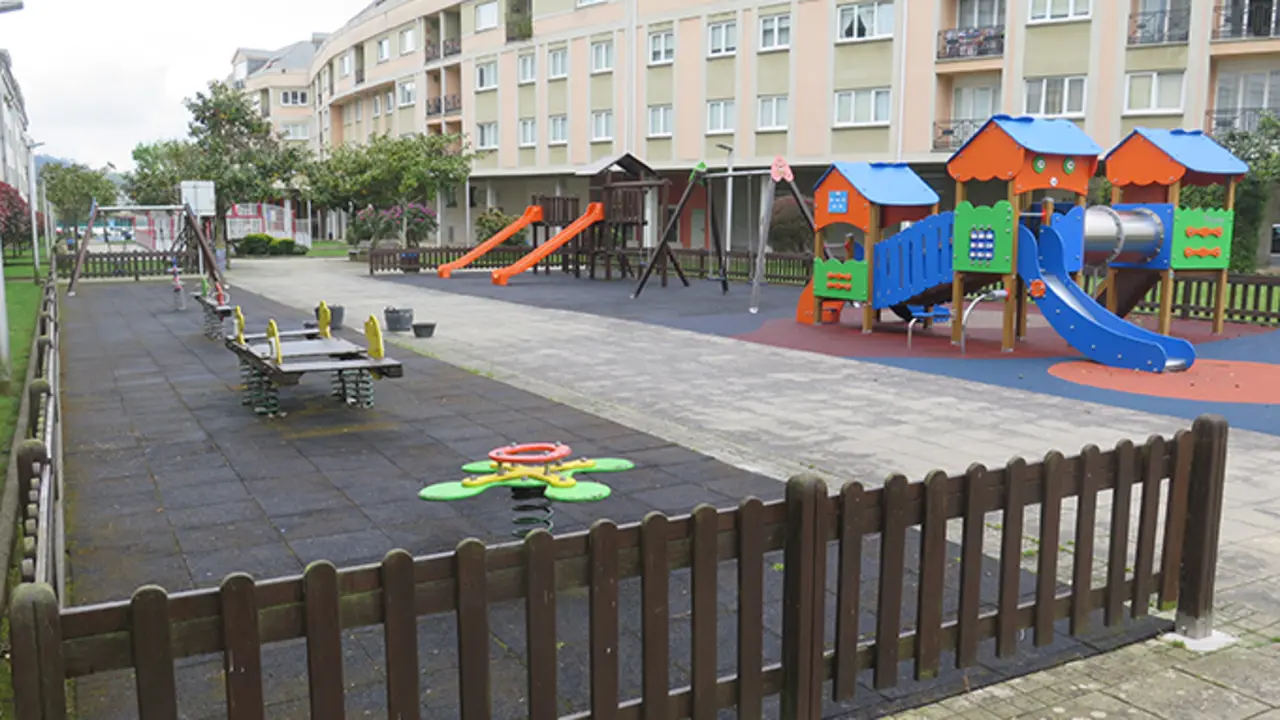 Melloras no parque infantil da plaza Maximino Canedo