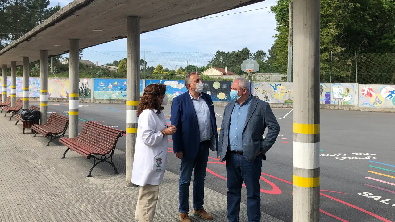 Visita de Indalecio Cabana, o xefe territorial de Educaci&oacute;n aos colexios