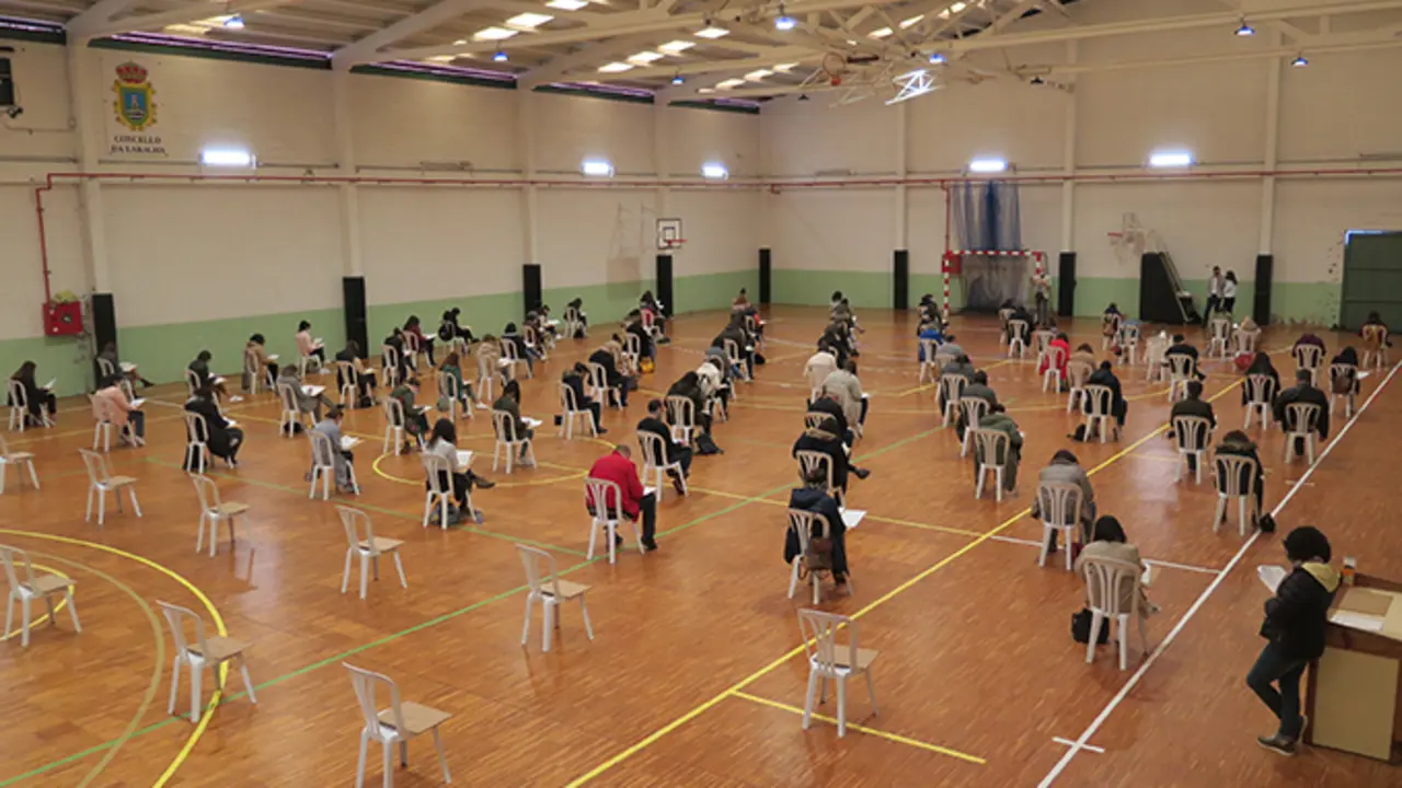Asistentes ao examen para praza de auxiliar administrativo no Concello da Laracha
