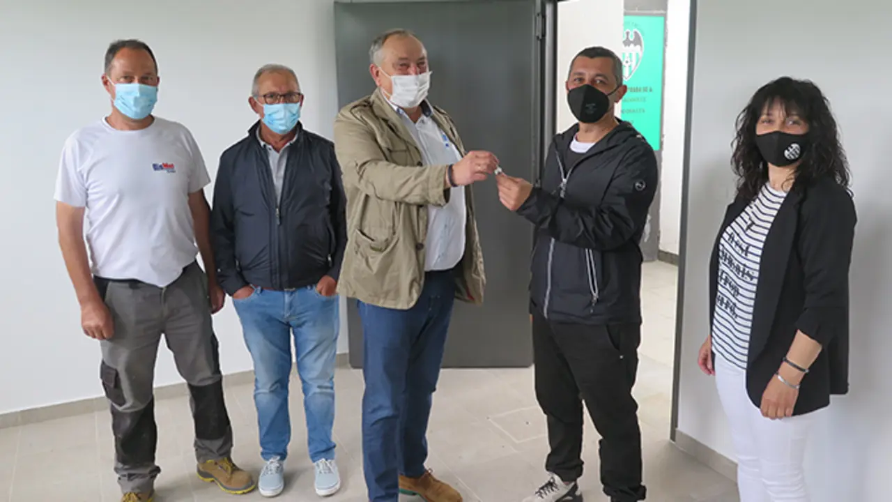 Acto de entrega da chave no novo local do campo de f&uacute;tbol en Paiosaco