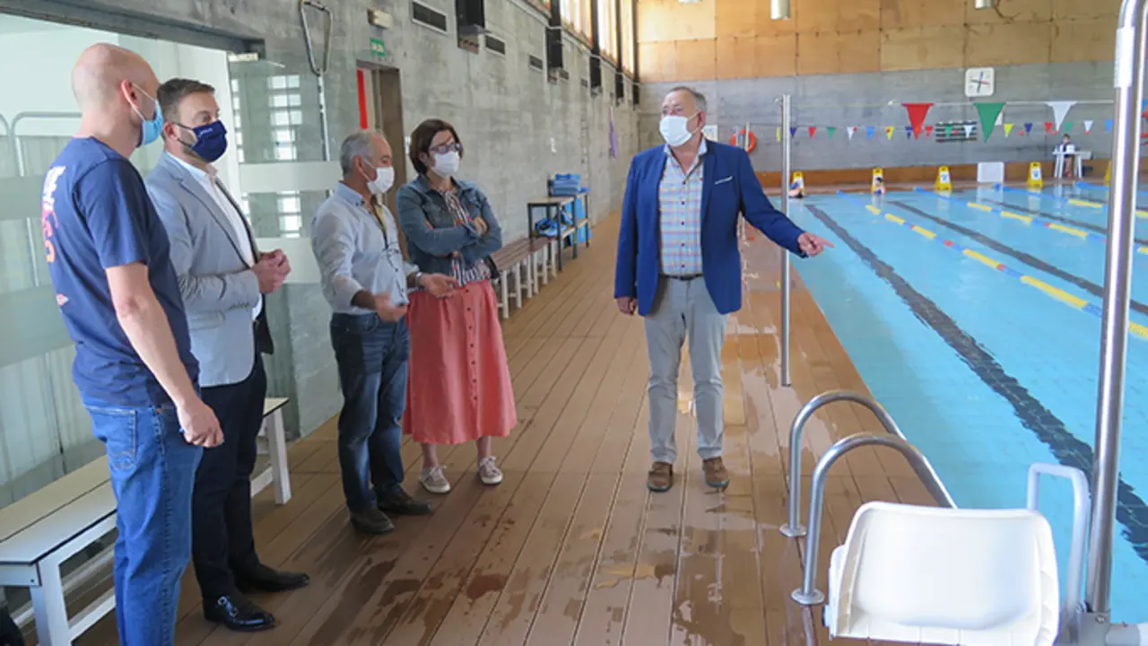 Visita &aacute;s instalaci&oacute;ns da piscina municipal