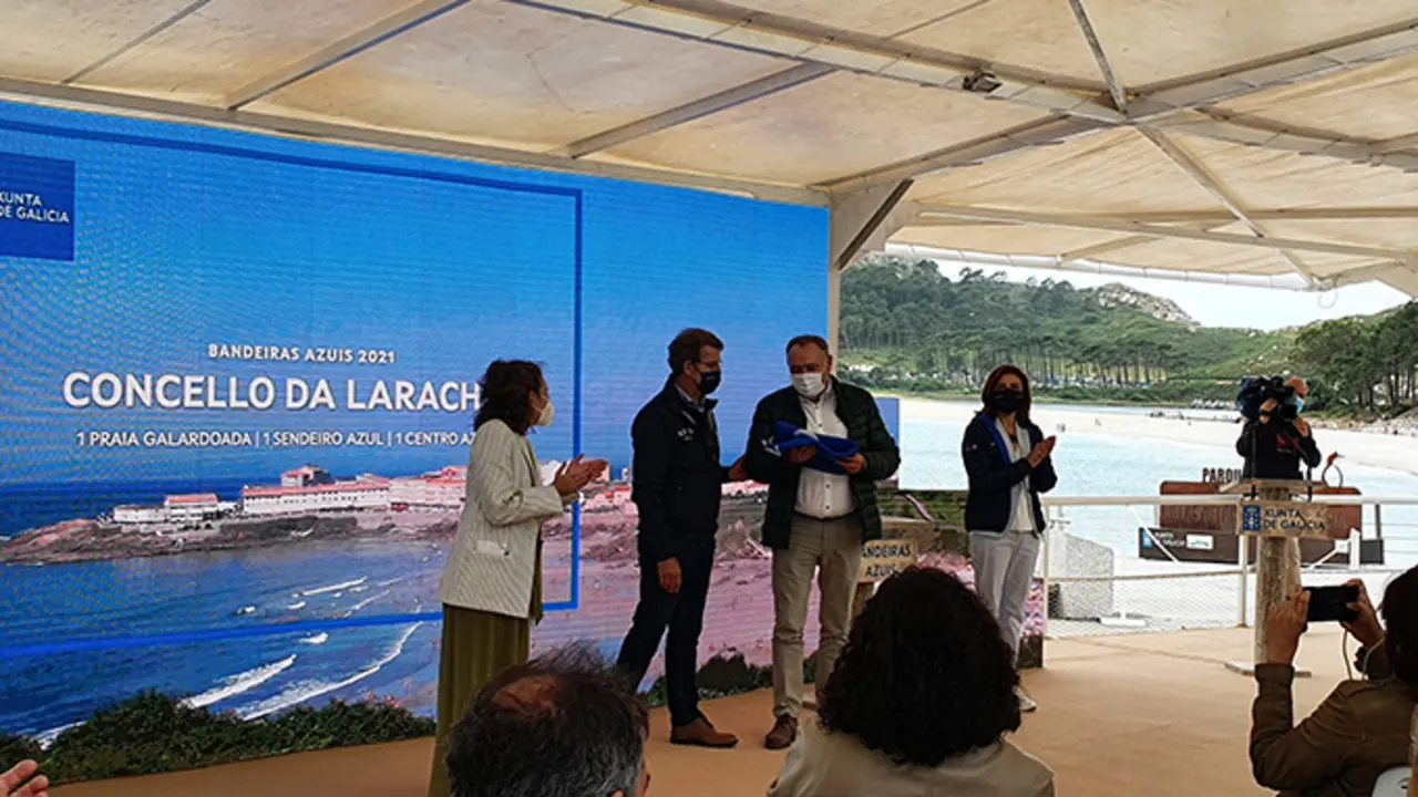 O presidente da Xunta de Galicia entrega a bandeiras azul 2021 ao alcalde da Laracha
