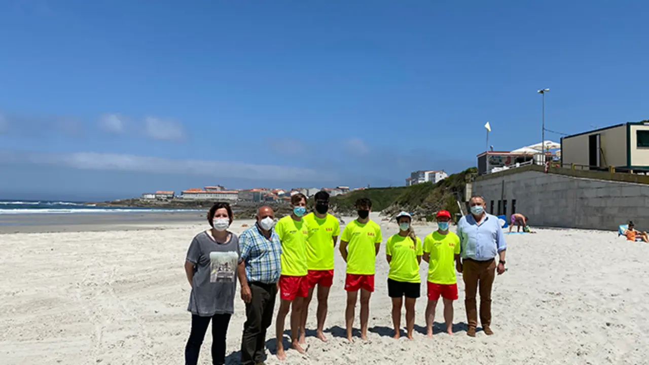 Parte do equipo do servizo de socorismo co membros da corporaci&oacute;n municipal