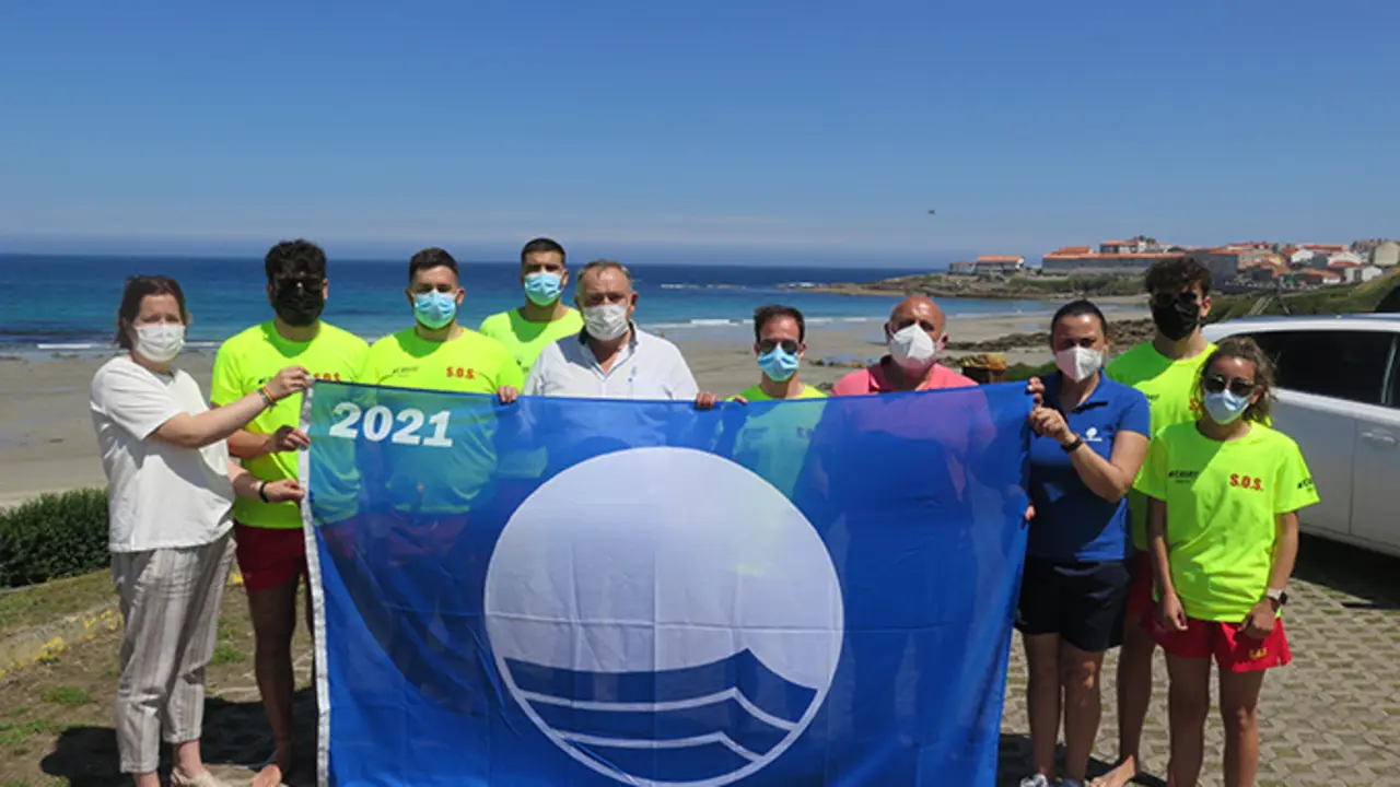 O representantes do goberno local xunto ao equipo de salvamento