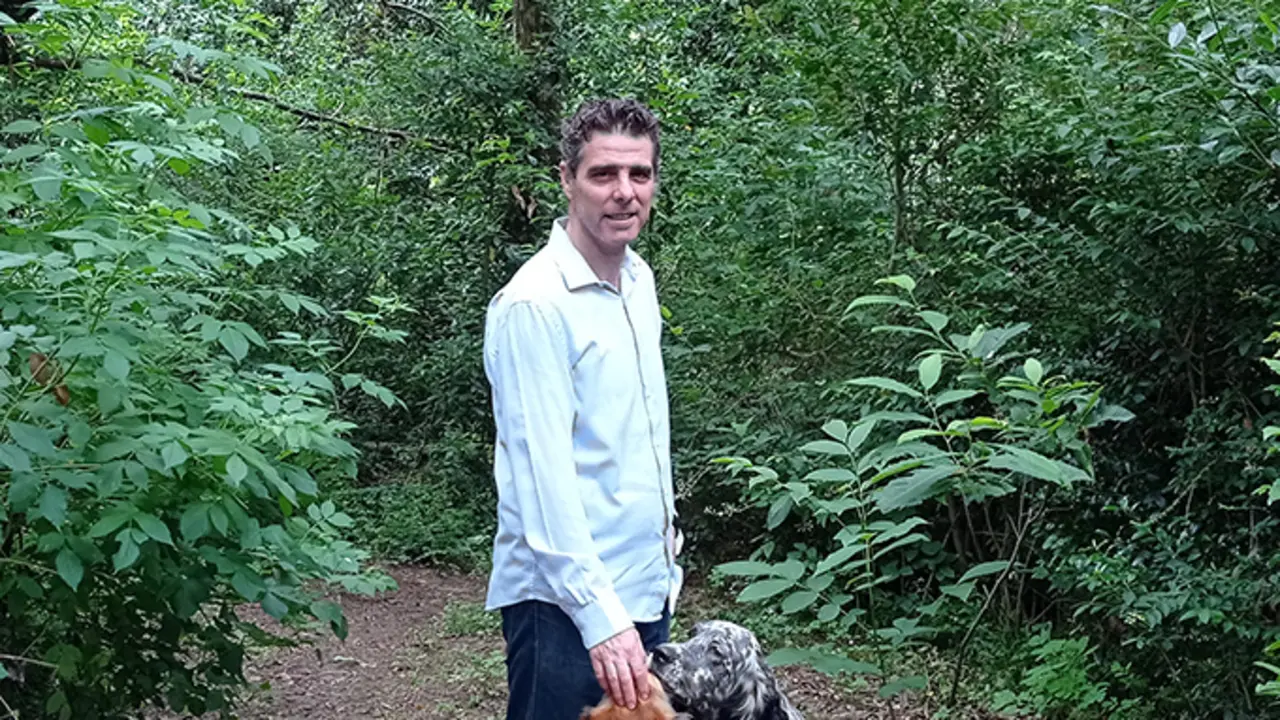 El escritor Juan Mari&ntilde;as en el bosque de su casa de una aldea de A Laracha