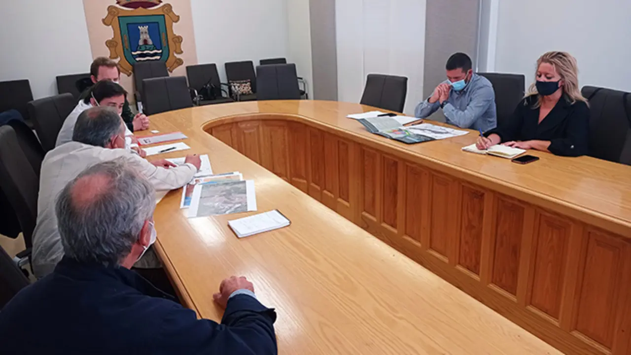 La gerente de SEA, Beatriz Sestayo, y el alcalde de A Laracha se reunieron con empresarios