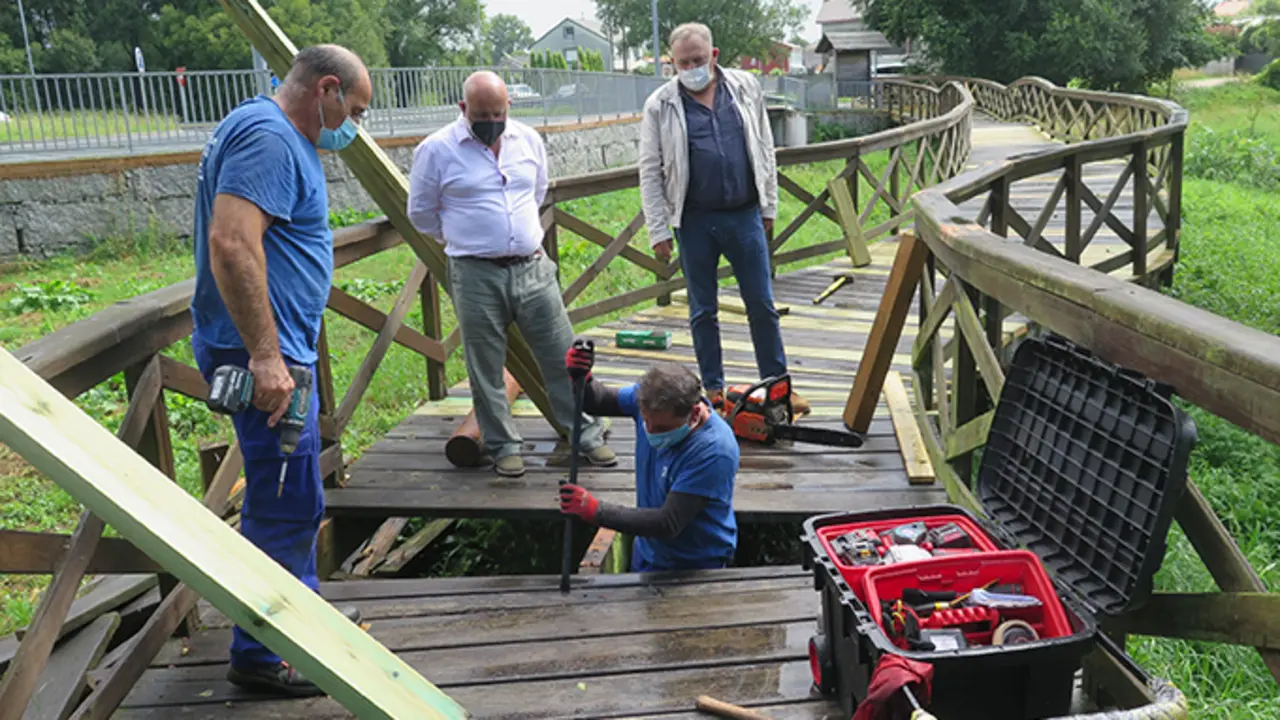 As brigadas medioambientais municipais traballan na actuaci&oacute;n no r&iacute;o Vil&aacute;n, na parroquia de Cabovila&ntilde;o