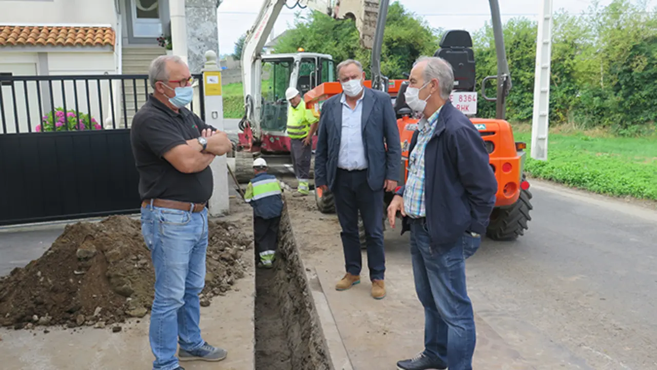 Visita do alcalde e concelleiros a zona das obras de mellora de seguridade en Paiosaco