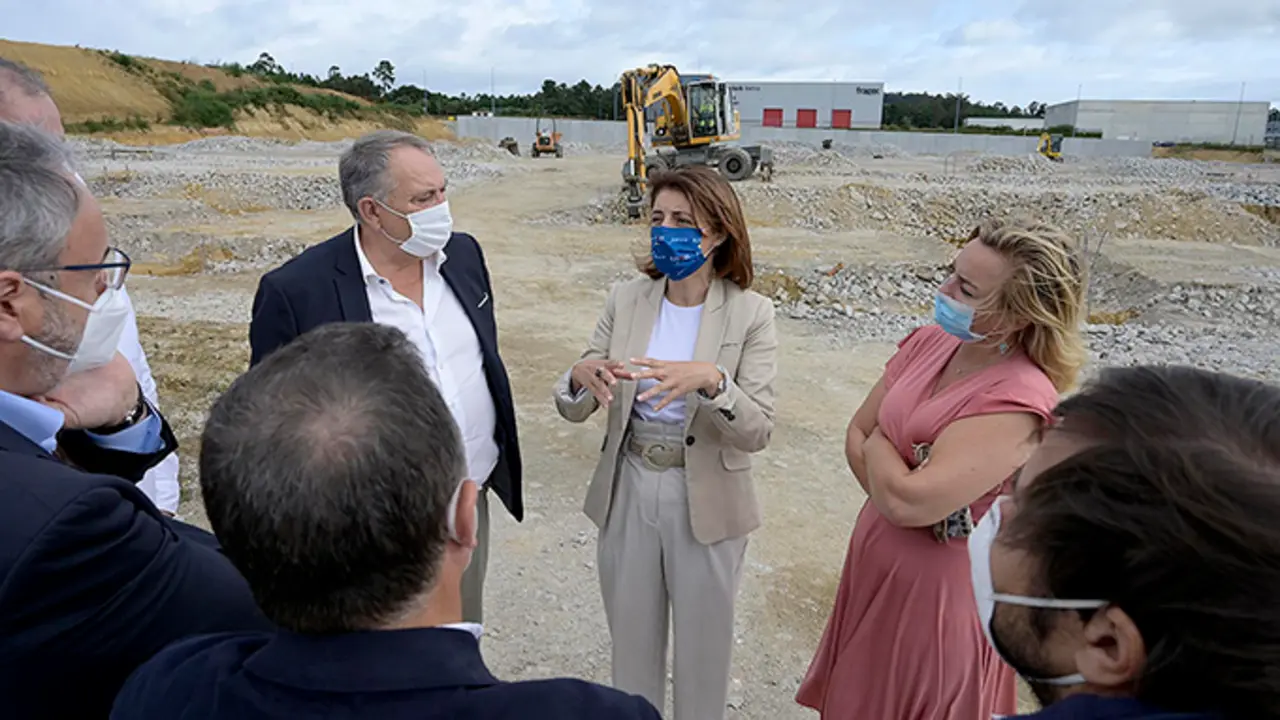 A conselleira &Aacute;ngeles V&aacute;zquez xunto ao alcalde da Laracha no pol&iacute;gono