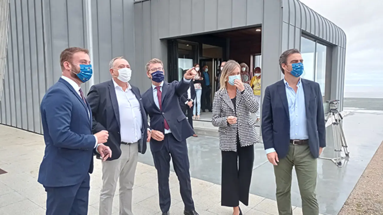 O alcalde da Laracha xunto ao presidente da Xunta, Alberto N&uacute;&ntilde;ez Feij&oacute;o, na porta do novo centro