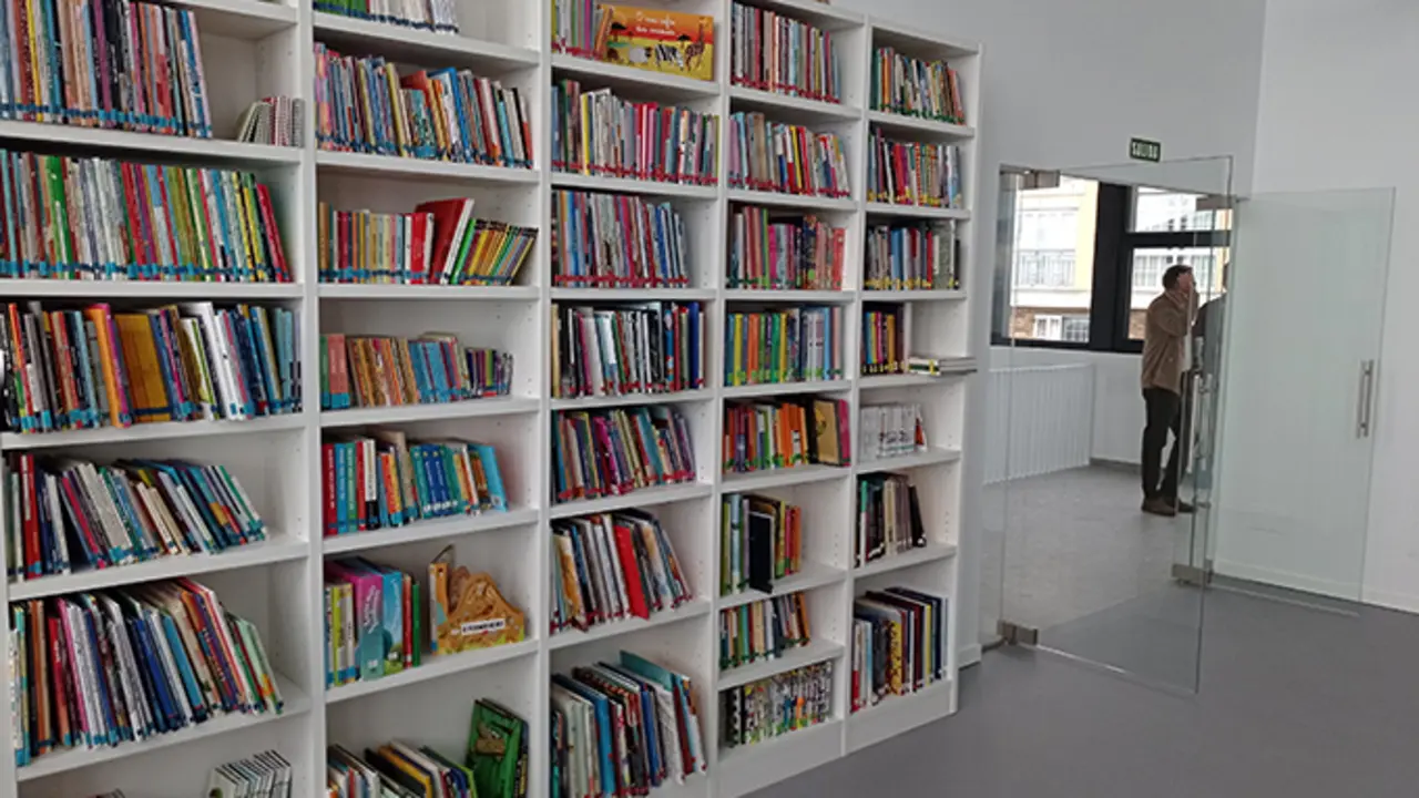 Unha das bibliotecas da Laracha situada no novo centro comunitario de Cai&oacute;n