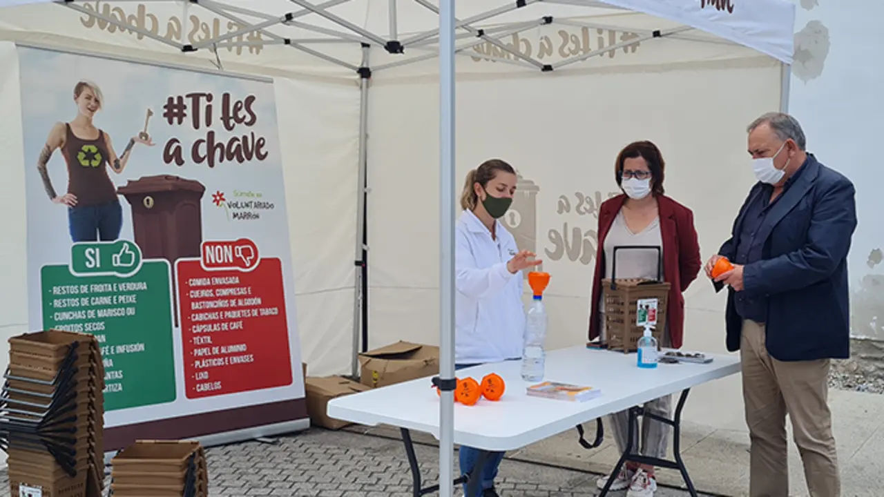 O alcalde, Jos&eacute; Manuel L&oacute;pez Varela, e a concelleira Roc&iacute;o L&oacute;pez acudiron ao stand para interesarse polo desenvolvemento da campa&ntilde;a