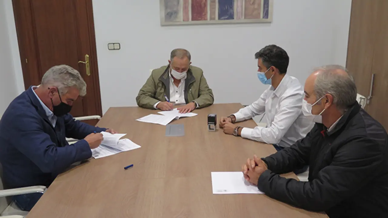 Momento da firma do contrato polas novas obras en A Laracha
